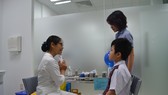 Bác sĩ đang tư vẫn tiêm chủng cho trẻ