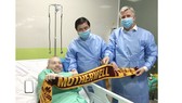Chủ tịch UBND Nguyễn Thành Phong thăm hỏi, động viên phi công người Anh vào ngày 17-6
