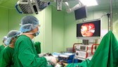 Bác sĩ Nguyễn Thế Toàn đang tiến hành phẫu thuật cho bệnh nhân