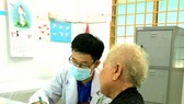 Bác sĩ Bệnh viện Quận 9 đang thăm khám cho bệnh nhân