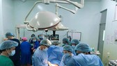 Bé sơ sinh non tháng có khối u Teratoma vùng mặt cổ rất lớn được mổ lấy ra thành công