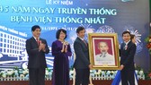 Phó Chủ tịch nước Đặng Thị Ngọc Thịnh trao tặng bức chân dung Chủ tịch Hồ Chí Minh cho Bệnh viện Thống Nhất