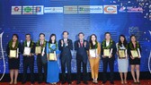 Phó Chủ tịch Thường trực UBND TPHCM Lê Thanh Liêm và Tổng Biên tập báo SGGP Nguyễn Tấn Phong trao giải thưởng Thương hiệu Vàng 2020 cho các doanh nghiệp. Ảnh: VIỆT DŨNG