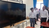 Ông Lê Thanh Liêm khảo sát phòng nghe - nhìn của trường THPT Cần Thạnh
