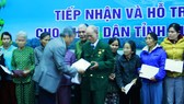 Trao hỗ trợ cho người dân Quảng Ngãi