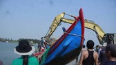 Quảng Ngãi: Hàng trăm người dân trục vớt 2 chiếc tàu đắm do sóng đánh chìm