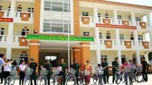 Bộ đội Biên phòng TPHCM trao quà cho người nghèo và học sinh đảo Lý Sơn