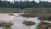 Quảng Ngãi: Nước chảy xiết, đò ngang lật giữa dòng, 5 người thoát nạn