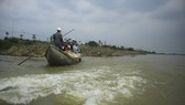 Nguy hiểm vượt sông của người dân giữa lòng sông Trà Khúc