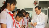 ĐHQG TPHCM trao học bổng cho học sinh Trung tâm Võ Hồng Sơn