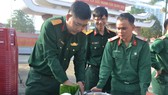 Quảng Ngãi: Bộ đội gói 160 cặp bánh chưng tặng người nghèo