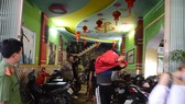 Lực lượng chức năng tiến hành khám xét, kiểm tra tại quán karaoke Hoàng Vũ