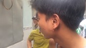 Anh H với vết thương trên mặt và cổ. Ảnh: CHÍ THẠCH