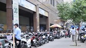 Tháo nút thắt giá giữ xe