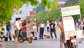 Lòng đường lại “thất thủ”