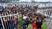Người hâm mộ Việt Nam luôn gặp khó khăn khi mua vé xem bóng đá.