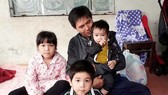 Vợ mất đi, để lại gánh nặng kinh tế, nuôi 3 con nhỏ cho anh Phạm Quốc Việt. Ảnh: DÂN VIỆT