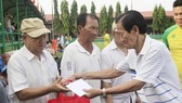 Chi hội trưởng Chi hội Cựu cầu thủ bóng đá TPHCM Hồ Thanh Cang tặng quà cho các cựu cầu thủ. Ảnh: MINH QUÂN 