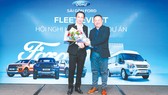 Ông Phan Dương Cửu Long - Tổng Giám đốc Sài Gòn Ford (bên phải), tri ân khách hàng tại hội nghị