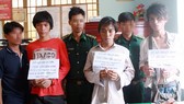 Lực lượng biên phòng tỉnh Bình Phước tạm giữ các đối tượng buôn lậu qua biên giới