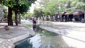 Nước cống tràn ra đường