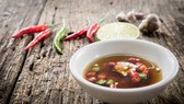 Chén nước mắm chấm với một chút tỏi, ót luôn có mặt trong mâm cơm của mọi gia đình người Việt.