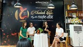 Ba nhà văn trẻ: La Hường, Trúc Thiên và Phương Huyền (từ trái qua), cùng chia sẻ về quá trình hoàn thành cuốn sách "Khoảnh khắc thay đổi cuộc đời".