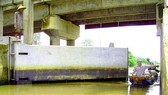 Ngành nông nghiệp tỉnh Hậu Giang phải đóng cống đề phòng nước mặn xâm nhập. Ảnh: CAO PHONG