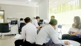 Người dân chờ gặp lãnh đạo trong một buổi tiếp công dân tại Ban tiếp công dân UBND quận 12.