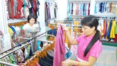 Mua hàng thời trang thương hiệu Việt. Ảnh: THÀNH TRÍ