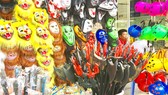Mặt nạ máu, bộ đồ phù thủy, kiếm, đao… là những món đồ chơi đang được nhiều cửa hàng bày bán trong mùa Halloween năm nay