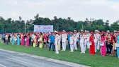 Các đội bóng tham dự lễ khai mạc. Ảnh: BẢO MINH