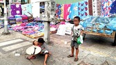 Trẻ em ăn xin trên đường phố, ở quận 5, TPHCM. Ảnh: TUẤN VŨ