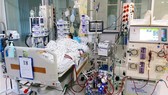 Bác sĩ thực hiện phương pháp ECMO kết hợp với lọc máu, đặt máy tạo nhịp, máy thở,... để cứu sống bệnh nhân.