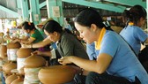 Sản xuất hàng thủ công mỹ nghệ xuất khẩu tại huyện Hóc Môn, TPHCM. Ảnh: CAO THĂNG