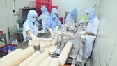 Chế biến chả lụa tại Xí nghiệp Chế biến thực phẩm Nam Phong. Ảnh: CAO THĂNG