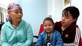 Niềm vui của bà Nguyễn Thị Hạnh và cháu nội Nguyễn Đức Chí Thiện (cùng mắc bệnh ung thư) khi nhận tiền của bạn đọc Báo SGGP giúp đỡ