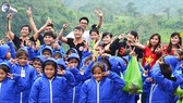Tặng áo ấm cho đồng bào dân tộc thiểu số