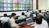 Nhà đầu tư theo dõi thay đổi giá cổ phiếu. Ảnh: ĐỨC THIỆN