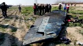 Các mảnh vỡ máy bay của Hãng hàng không quốc tế Ukraine tại hiện trường, sau khi bị trúng tên lửa của Iran bắn nhầm. Ảnh: REUTERS TV