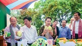 Chủ tịch Quốc hội Nguyễn Thị Kim Ngân (thứ 3 từ trái qua) ấn tượng với sản phẩm xoài của mô hình “cây xoài nhà tôi” của Đồng Tháp.