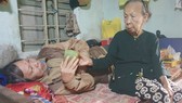 Cụ bà 93 tuổi vất vả nuôi con bị liệt
