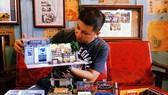 Anh Nguyễn Phúc Đức bên những mô hình tí hon về thành phố