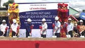 Các đại biểu thực hiện nghi thức khởi công