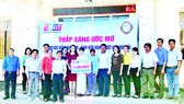Công ty TNHH MTV Xổ số kiến thiết Đồng Tháp trao học bổng “Thắp sáng ước mơ” tại huyện Tháp Mười