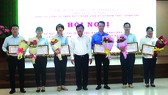 Đồng chí Đỗ Quang Vinh, Bí thư Đảng ủy công ty tặng hoa và trao giấy khen cho các đảng viên có thành tích nổi bật trong công tác phục vụ Đại hội Chi bộ và Đảng bộ công ty