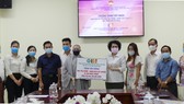 Chủ tịch Ủy ban MTTQ Việt Nam TPHCM Tô Thị Bích Châu tiếp nhận bảng trao quà từ Sư cô Thích Nữ Giới Tánh - Giám đốc Trung tâm Văn hóa Phật Giáo Việt Nam, Chủ tịch Hội Phật tử Việt Nam tại Hàn Quốc. Ảnh: VIỆT NGA