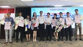 Ông Nguyễn Toàn Thắng, Giám đốc Sở Tài nguyên - Môi trường TPHCM trao giấy chủ quyền nhà ở cho 16 dự án