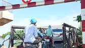 Cầu Long Kiểng mới thi công ì ạch, khiến việc đi lại của người dân rất khó khăn