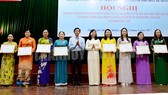 Phó Chủ tịch Hội LHPN TP Đỗ Thị Chánh (thứ 5 từ phải qua) trao bằng khen cho các tập thể. Ảnh: Website Thành ủy TPHCM